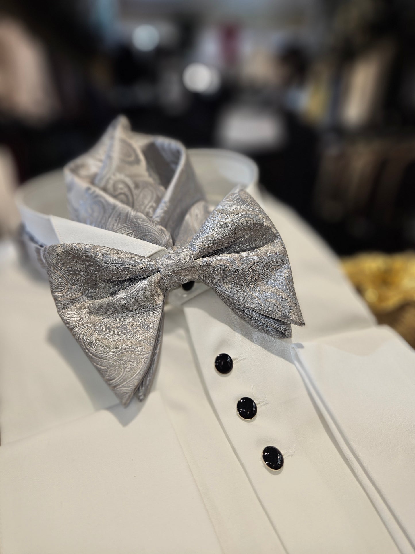 Men's Large and luxurious paisley design Bowtie and handkerchief