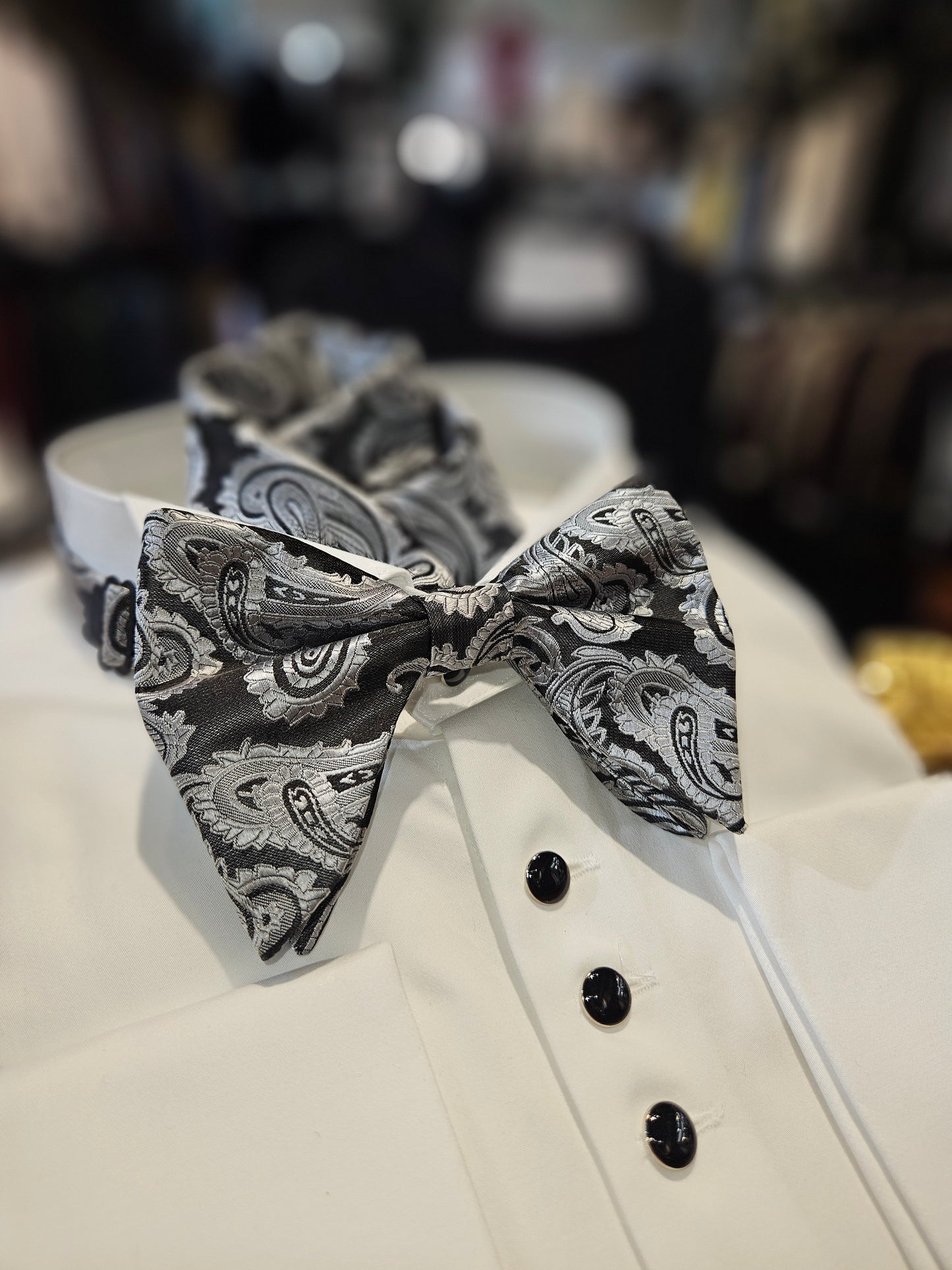 Men's Large and luxurious paisley design Bowtie and handkerchief
