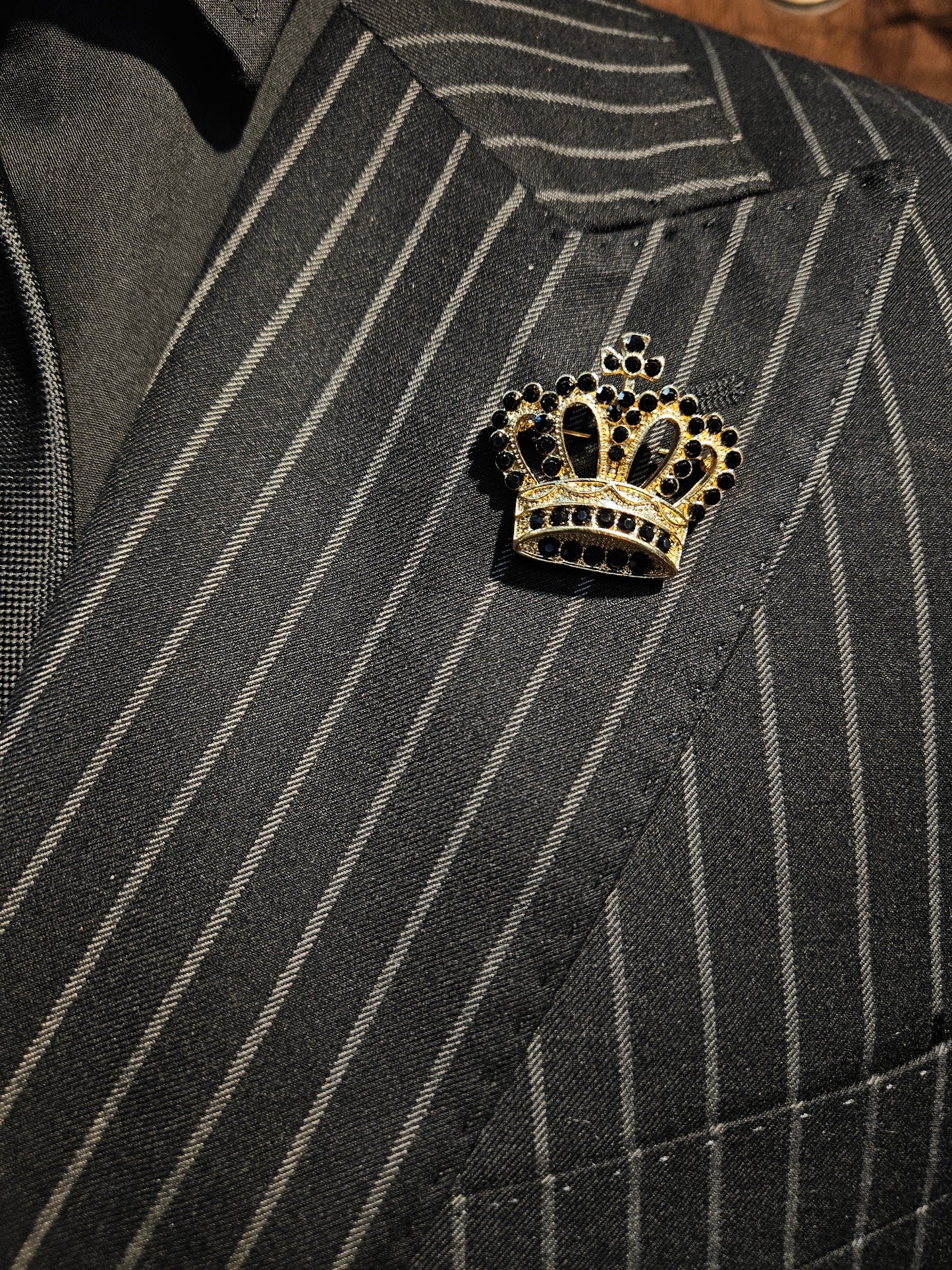 Men's Brooch King Crown gold and black stone Pin lapel
