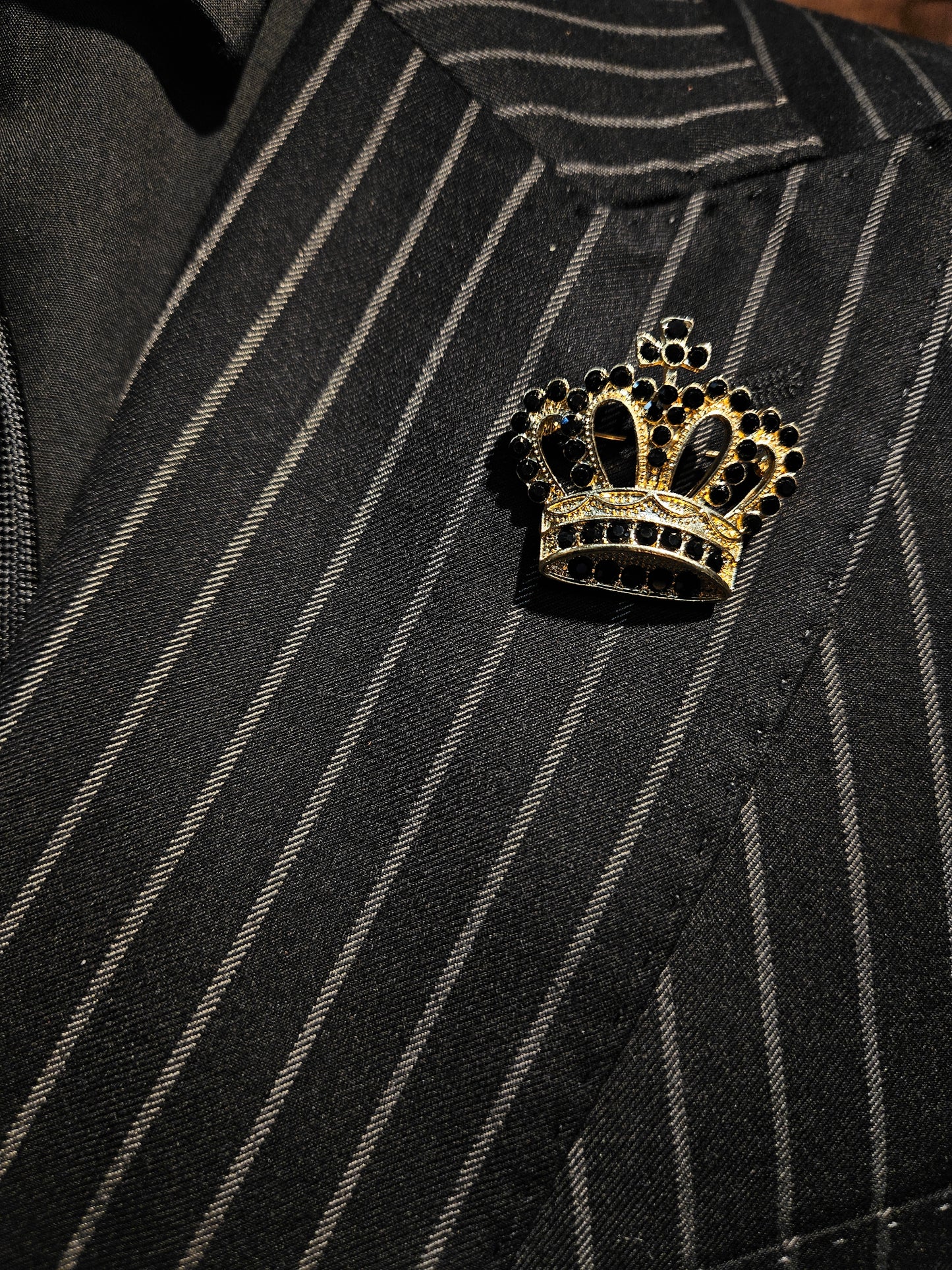 Men's Brooch King Crown gold and black stone Pin lapel