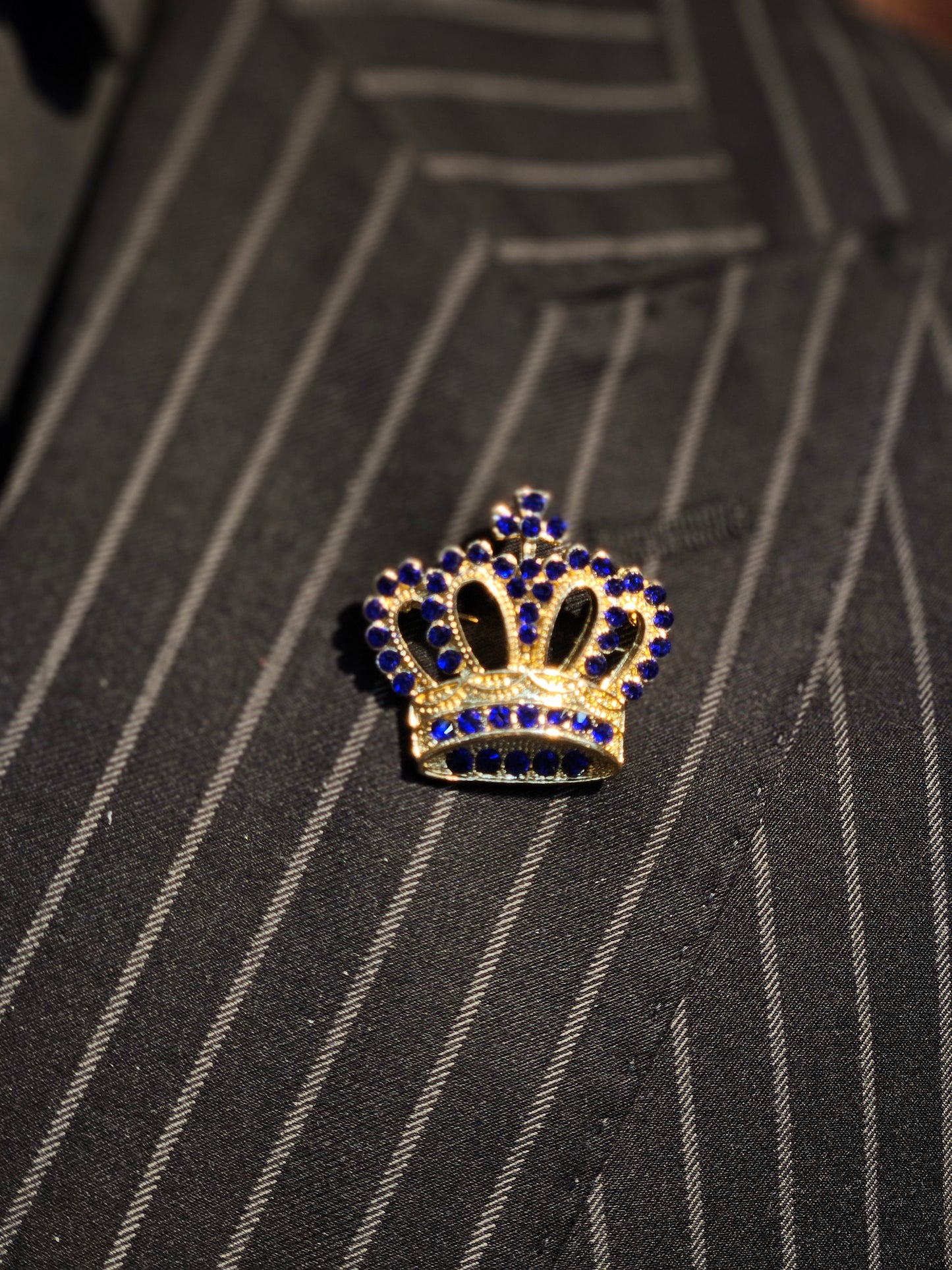 Men's Brooch King Crown Gold and Blue stone Pin lapel