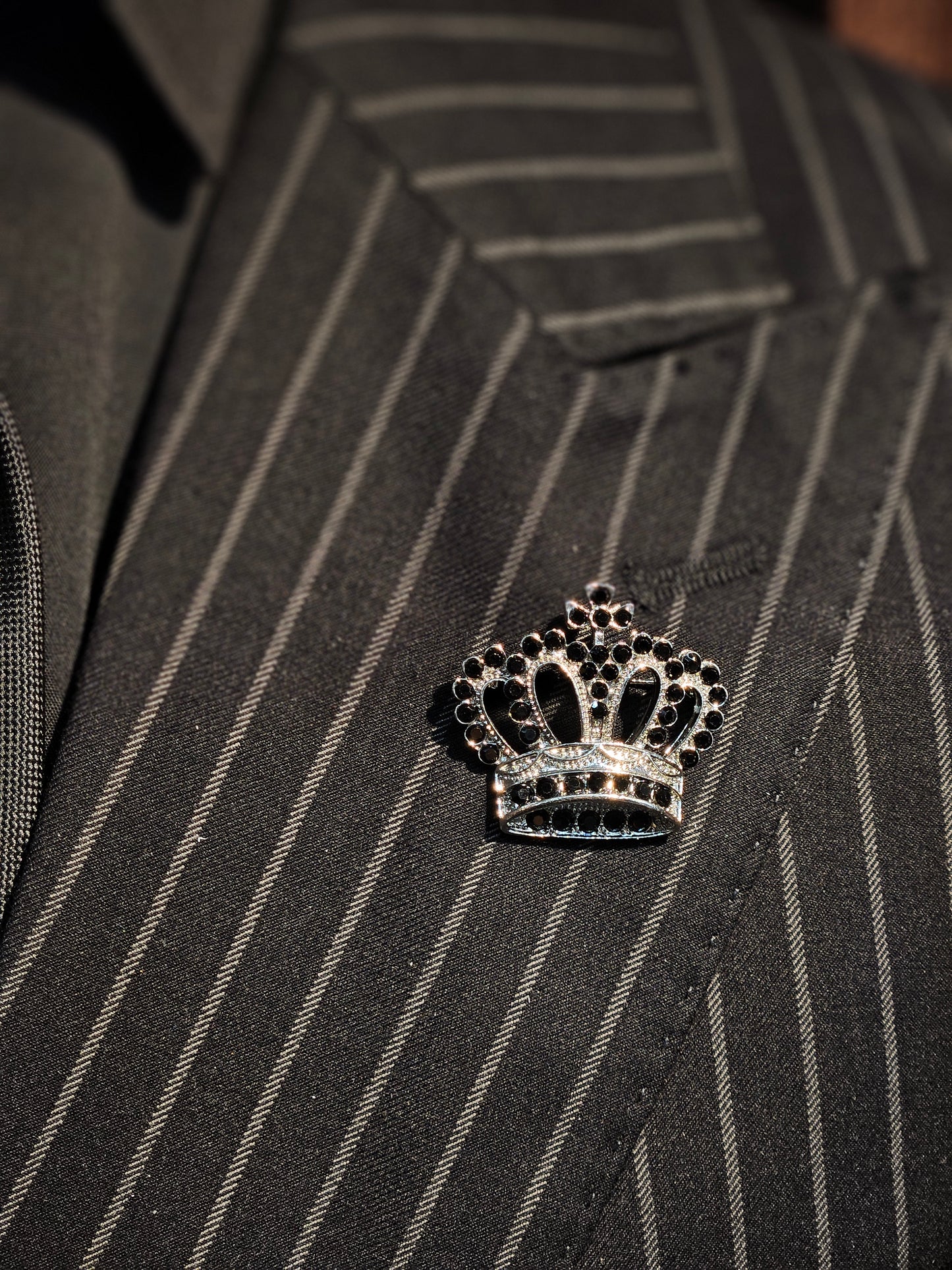 Men's Brooch King Crown Silver and Black stone Pin lapel