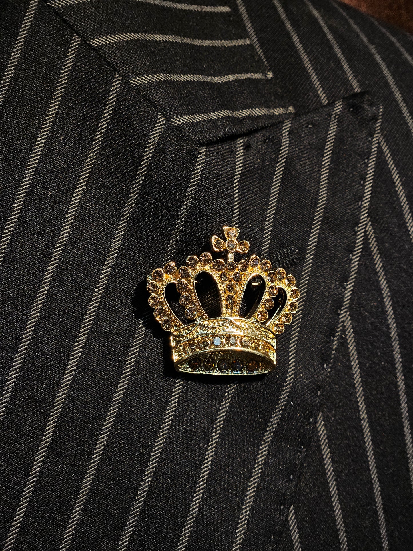 Men's Brooch King Crown Gold and tan stone Pin lapel